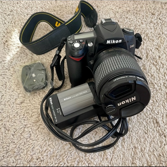 Nikon D90 DSLR camera - Picture 6 of 8